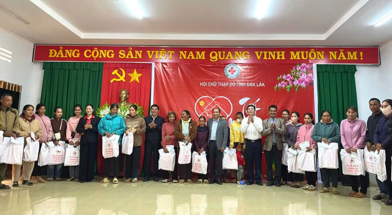 bí thư đảng ủy cùng tặng quà